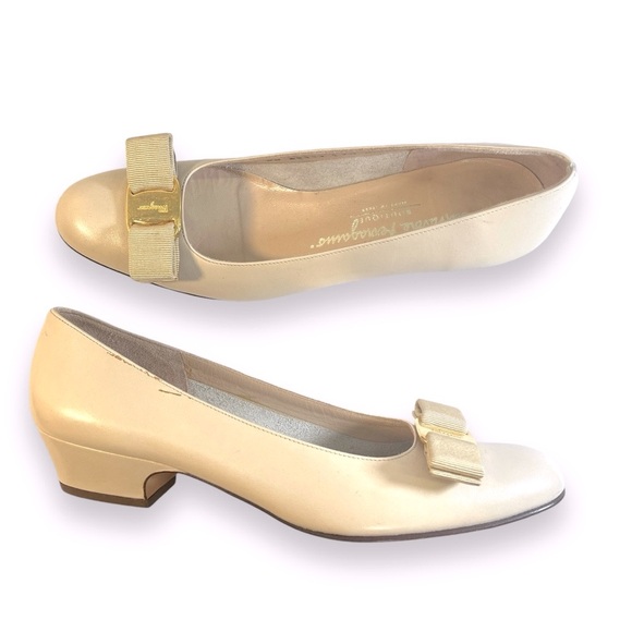 SALVATORE FERRAGAMO Beige Flats with Signed Gold Tone Logo Bows SZ 7.5 AAAA - Picture 15 of 15
